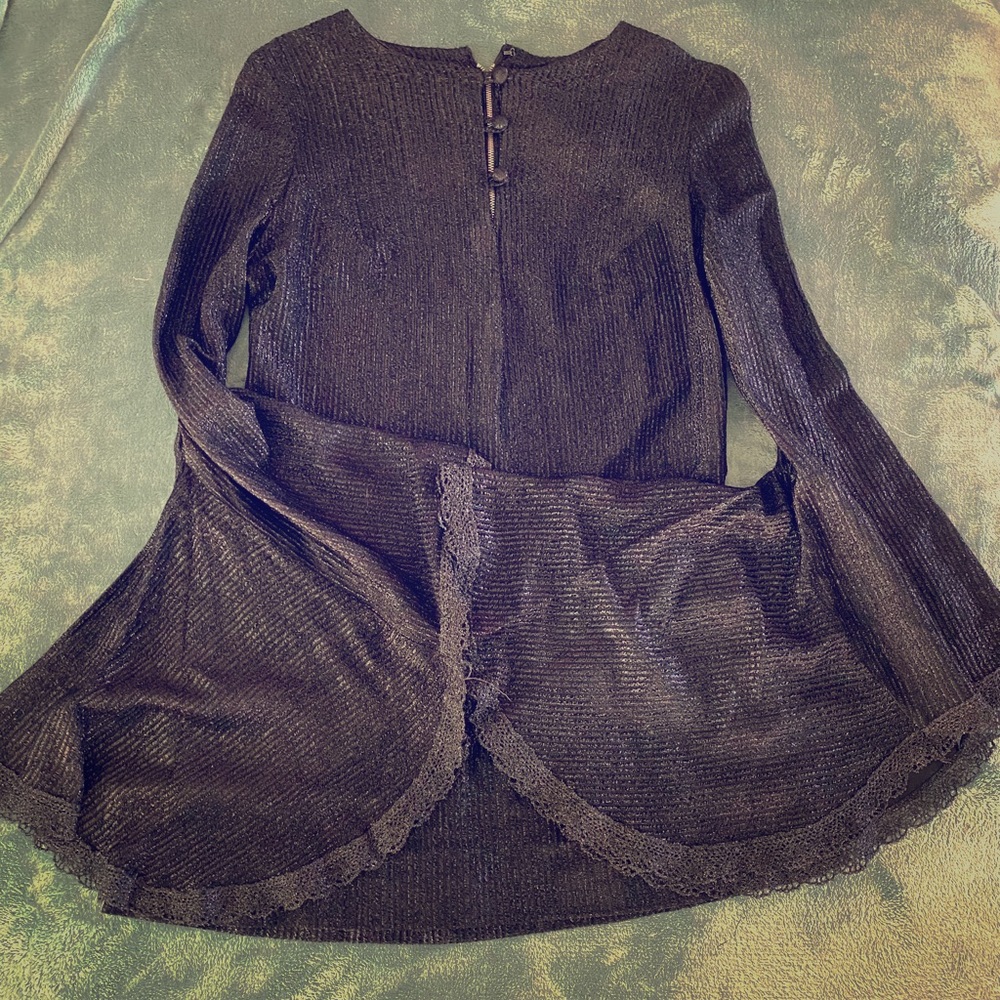 Vintage blk top with oversized sleeves